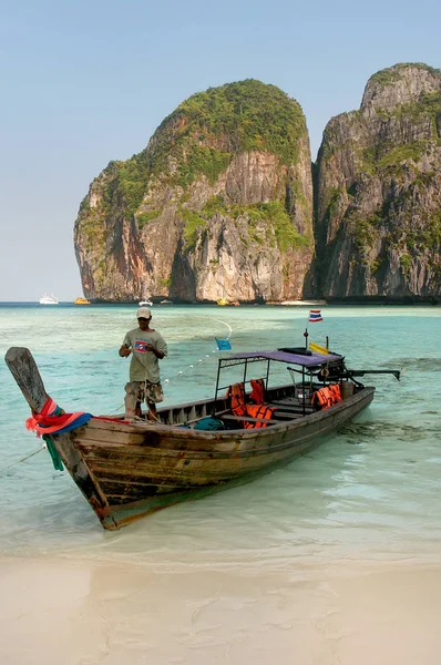 KRABI, THAÏLANDE - 30 NOVEMBRE : Un homme non identifié se tient à Longta — Photo