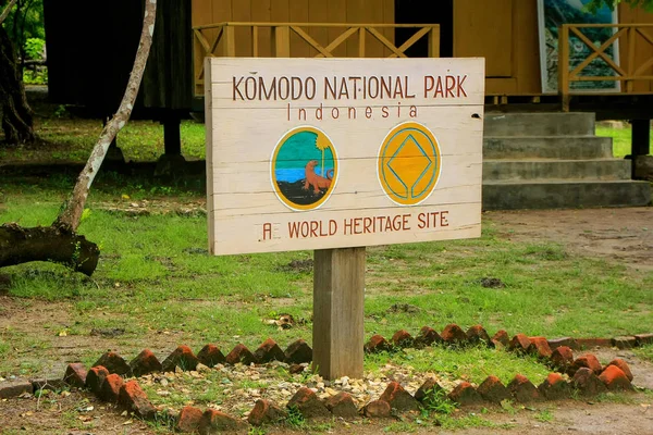 Rinca, Indonesien - 15 mars: Komodo nationalpark tecken på vi — Stockfoto