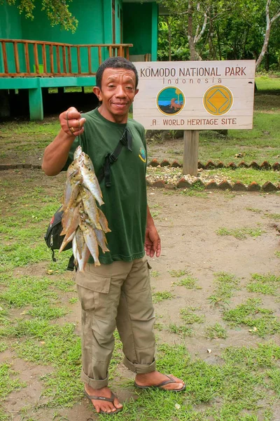 RINCA, INDONESIA - 15 DE MARZO: El hombre no identificado está con los peces b — Foto de Stock