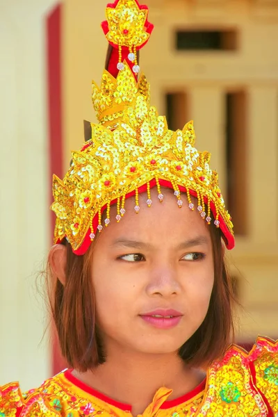 MANDALAY, MIANMAR - DEZEMBRO 29: Mulher não identificada participa i — Fotografia de Stock