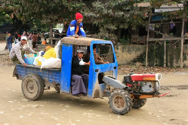 MANDALAY, MYANMAR - 30 DE DICIEMBRE: Hombres no identificados cabalgan en una truc — Foto de Stock