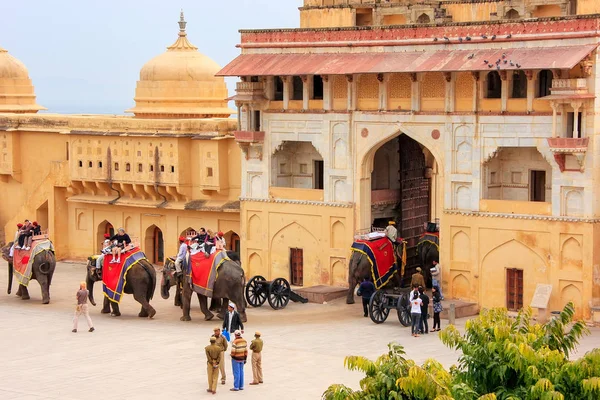 Bernstein, Indien - 1. März: Unbekannte reiten geschmückten Elefanten — Stockfoto