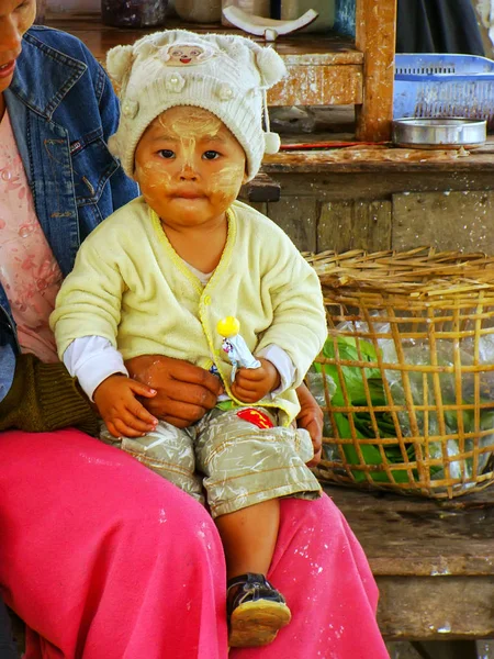 MANDALAY, MYANMAR - 30 DE DICIEMBRE: Niño no identificado sentado en mothe —  Fotos de Stock