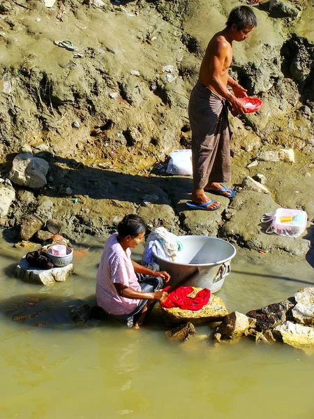 Mandalay, myanmar - 30. Dezember: Unbekannte waschen Kleidung — Stockfoto
