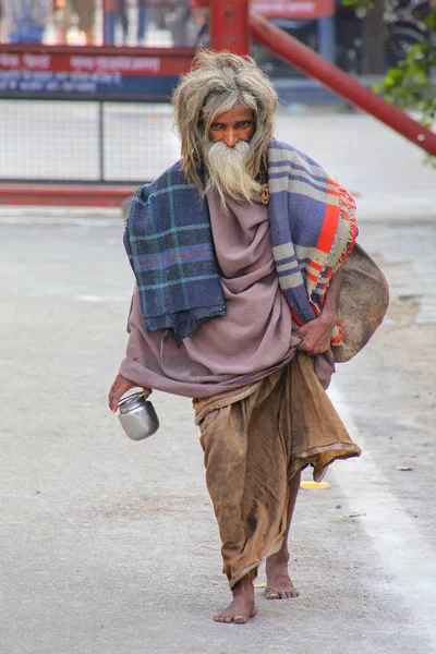 AGRA, INDIA - 8 DE NOVIEMBRE: Un hombre no identificado camina en Taj Ganj nei —  Fotos de Stock