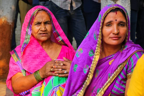 АГРА, Индия - 8 НОЯБРЯ: Неизвестные женщины сидят на улице i — стоковое фото