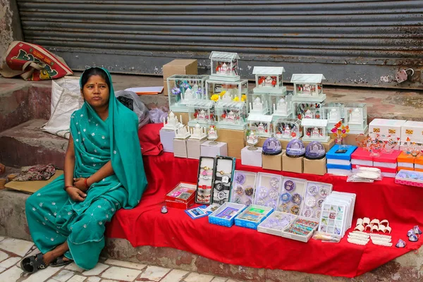 AGRA, INDIA - 8 NOVEMBRE: Donna non identificata vende souvenir a — Foto Stock