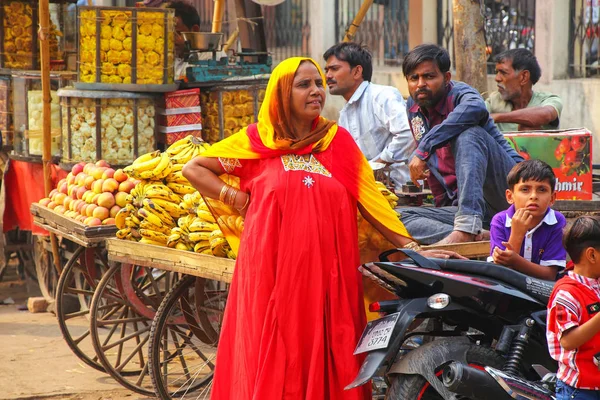 FATEHPUR SIKRI, INDIA-NOVEMBRE 9: Donna non identificata si trova a t — Foto Stock