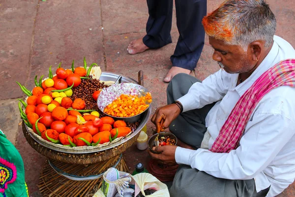 FATEHPUR SIKRI, INDIA-NOVIEMBRE 9: El hombre no identificado vende alimentos en —  Fotos de Stock