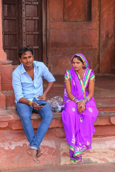 FATEHPUR SIKRI, INDIA-NOVIEMBRE 9: Personas no identificadas se sientan en el — Foto de Stock