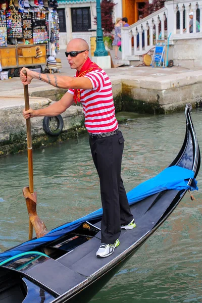 Venedig, Italien - 22 juni: Oidentifierad man rader gondol den 2 juni — Stockfoto