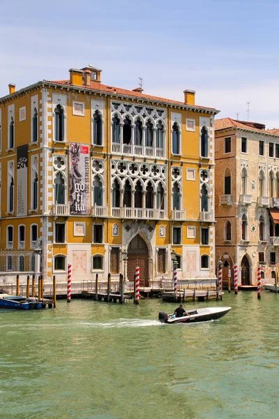 Venice, Olaszország-június 22: Házak mentén Grand Canal, a 2015. június 22. — Stock Fotó