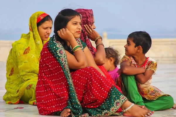 AGRA, ÍNDIA - NOVEMBRO 9: Mulheres não identificadas sentam-se fora de Taj Mah — Fotografia de Stock