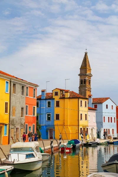 Burano, İtalya - 22 Haziran: Renkli evler kanal 22 Haziran, 20