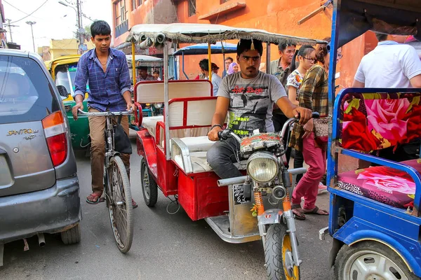 Agra, Hindistan - 10 Kasım: Ağır trafik Taj Ganj çevrede içinde — Stok fotoğraf