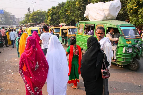 AGRA, INDIA - 10 DE NOVIEMBRE: Personas no identificadas caminan en Kinari Ba — Foto de Stock