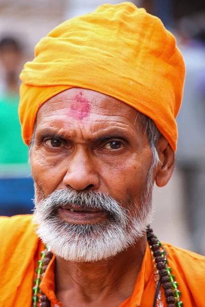 AGRA, INDIA - 10 NOVEMBRE: L'uomo non identificato (ritratto) si trova a — Foto Stock