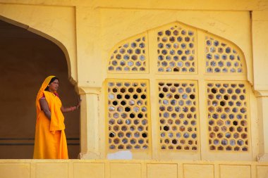 Amber, Hindistan - 13 Kasım: Bir balco kimliği belirsiz bir kadın duruyor