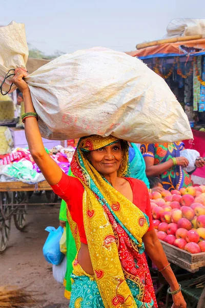 AGRA, INDIA NOVEMBER 10: wanita tak dikenal membawa tas di atasnya — Stok Foto