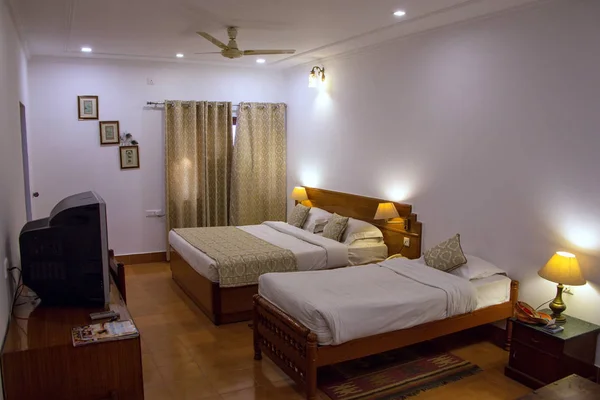 BHARATPUR, INDIA - 10 DE NOVIEMBRE: Habitación típica en un hotel cerca de Keo — Foto de Stock