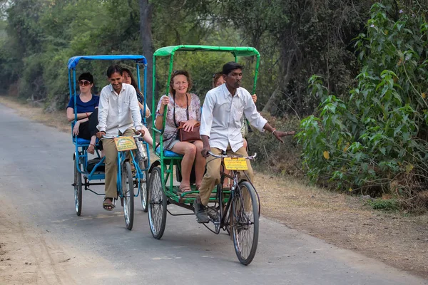 BARATPUR, INDIA - 11 DE NOVIEMBRE: Personas no identificadas montan en bicicleta r — Foto de Stock