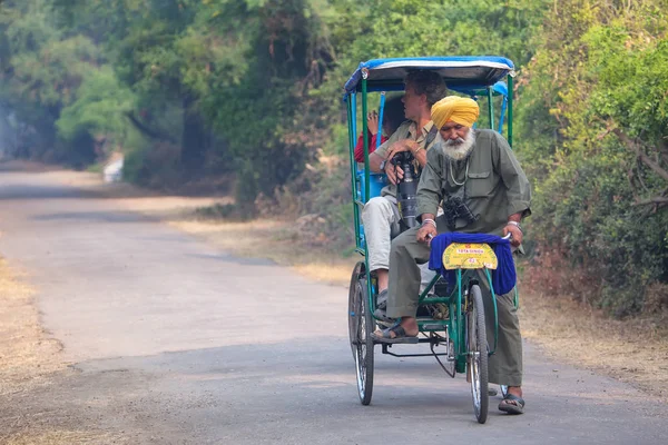 BHARATPUR, INDIA - 11 NOVEMBRE: Le persone non identificate pedalano ciclo r — Foto Stock