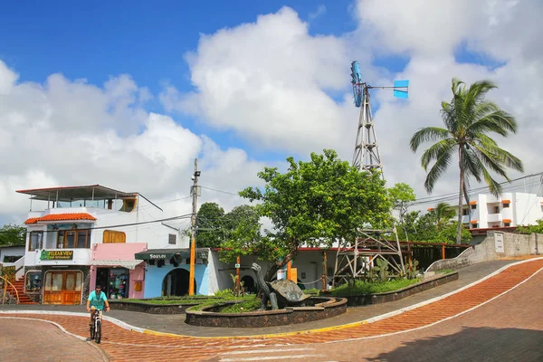 SANTA CRUZ ISLAND, ECUADOR - APRIL 23: Avenida Charles Darwin in — Stock Photo, Image