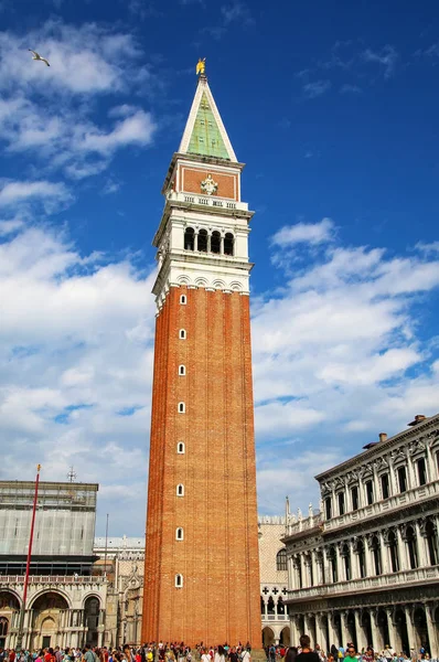 Venedig, Italien-21 juni: Markusplatsen Campanile på Piazza San Marco o — Stockfoto