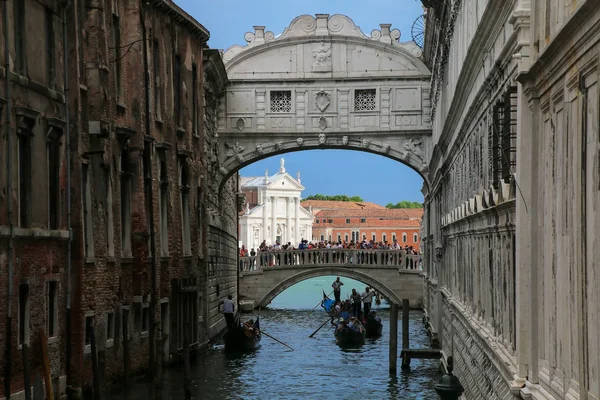 Venice, Olaszország-június 22: Ponte dei Sospiri (Sóhajok hídja) a Ju — Stock Fotó