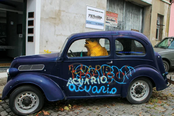 科洛尼亚，乌拉圭-12 月 7 日︰ 旧车停在历史性 quarte — 图库照片