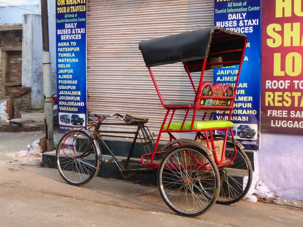 AGRA, INDIA NOVEMBER 8: Sepeda bajaj yang diparkir di Taj Ganj neig — Stok Foto