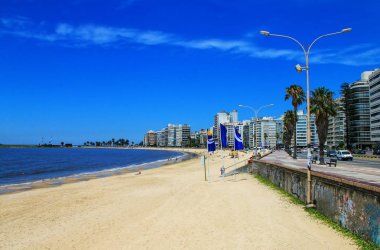 Pocitos plaj Montevide Rio de la Plata kıyısında boyunca