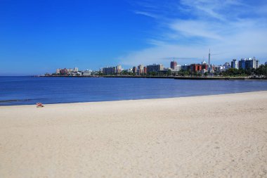 Sandy plaj boyunca banka Rio de la Plata Montevideo,