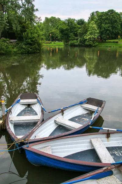 Boote am seeufer im kurpark, wiesbaden, hessen, deutschland — Stockfoto