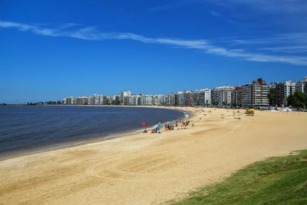 Pocitos beach along the bank of the Rio de la Plata in Montevide — Stock Photo, Image