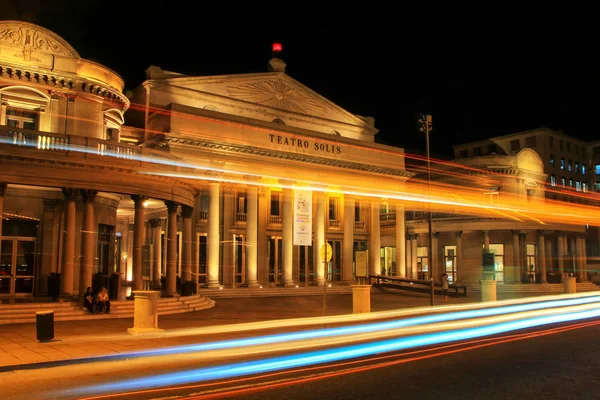 Solis Teatro à noite com semáforos em Montevidéu reboque velho — Fotografia de Stock