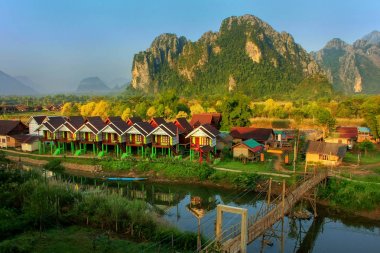 Satır turist bungalov Vang Vieng, Vie Nam şarkı Nehri boyunca