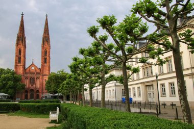 Luisenplatz kare, St. Bonifatius Kilisesi ve konut BÜ