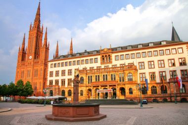 Market Church ve New Town Hall Wies Schlossplatz kare