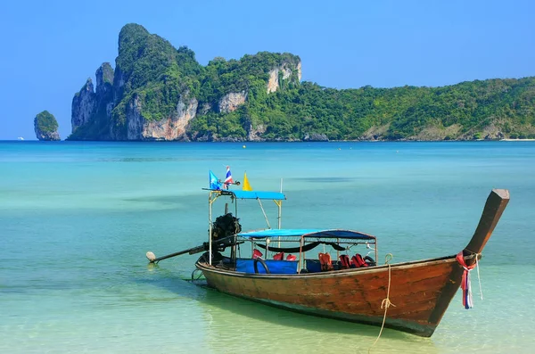 Barco de cauda longa ancorado na praia Ao Loh Dalum em Phi Phi Don Isla — Fotografia de Stock