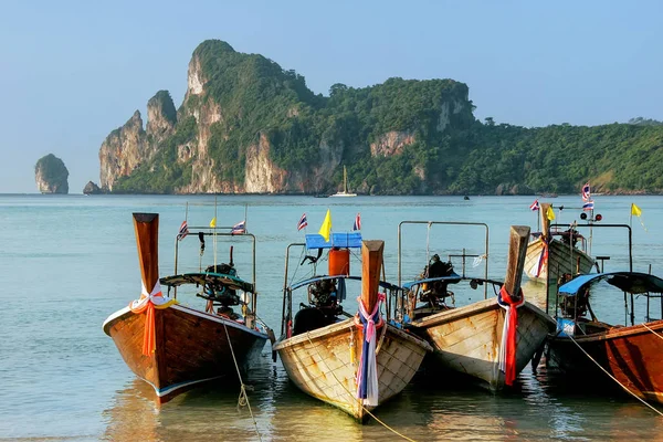 Bateaux à queue longue ancrés à la plage d'Ao Loh Dalum sur Phi Phi Don Isl — Photo