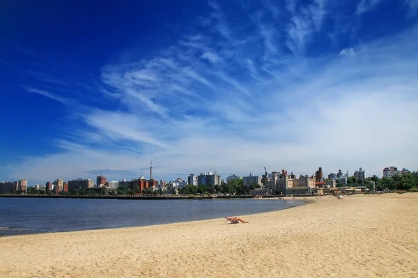 Sandy plaj boyunca banka Rio de la Plata Montevideo, — Stok fotoğraf