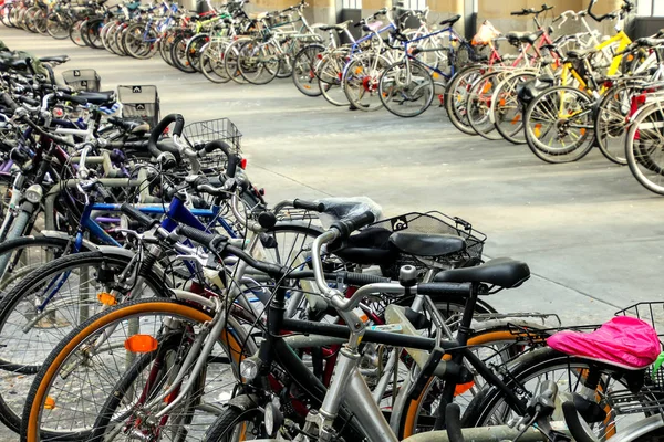 Biciclette parcheggiate all'interno della stazione ferroviaria di Wiesbaden, Assia, tedesco — Foto Stock