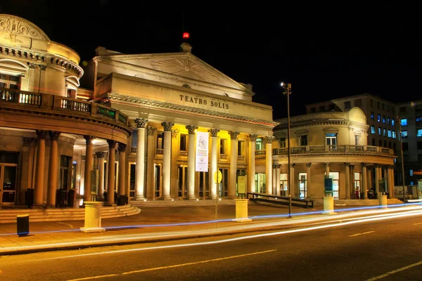 Teatro Solis di notte con semafori a Montevideo vecchio rimorchio — Foto Stock