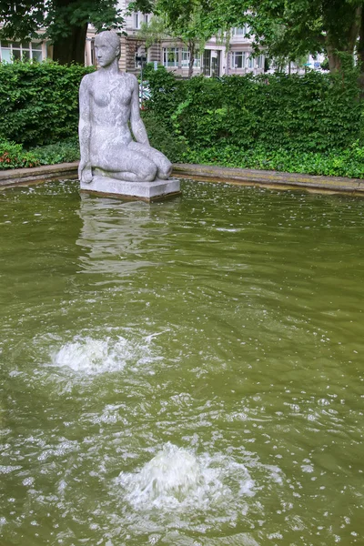 Pequeña piscina con fuentes en el parque cerca de la estación de tren, Wiesba — Foto de Stock