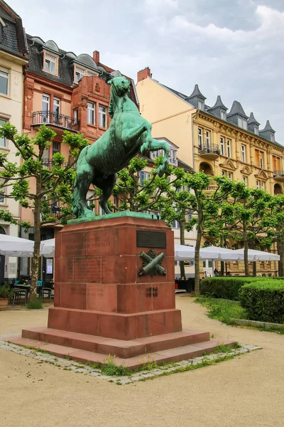 Waterloo Obelisk on Luisenplatz square in Wiesbaden, Hesse, Germ — ストック写真