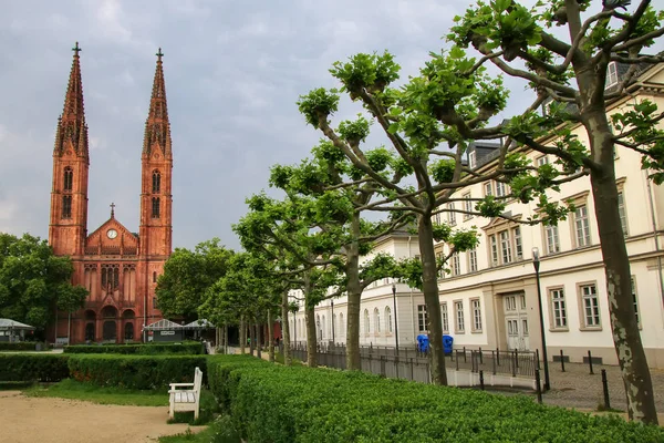Luisenplatz kare, St. Bonifatius Kilisesi ve konut BÜ