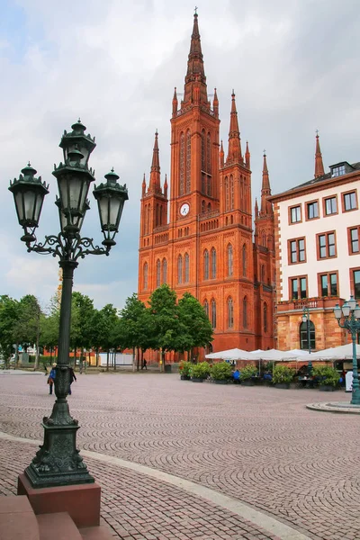 Schlossplatz torg med Market Church Wiesbaden, Hessen, groddar — Stockfoto