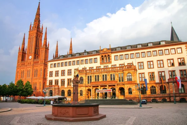 Market Church ve New Town Hall Wies Schlossplatz kare — Stok fotoğraf