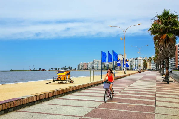 Kvinna som cykling på boulevarden längs stranden Pocitos i Montevideo, — Stockfoto